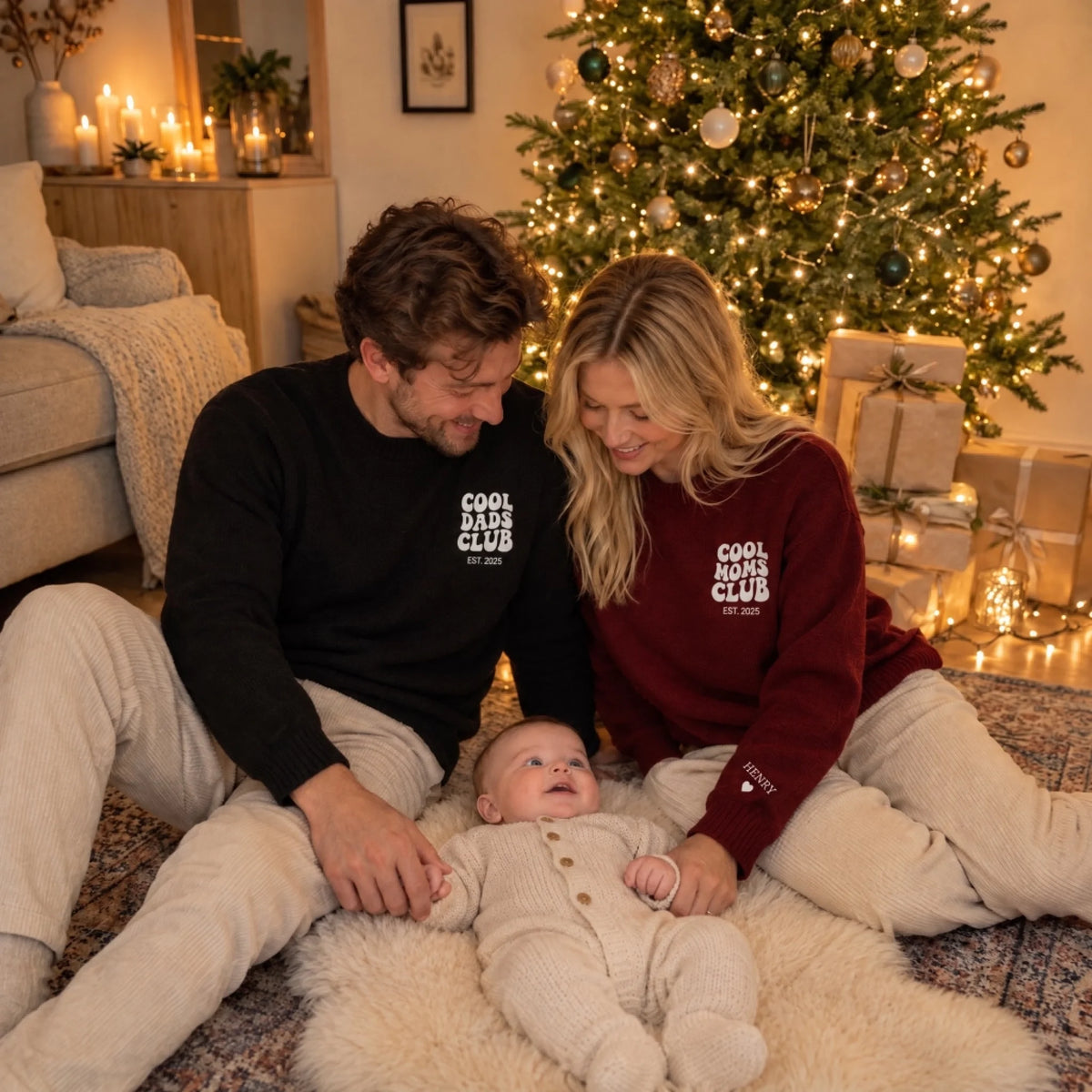 Eltern mit Baby an Weihnachten in Partner-Pullovern