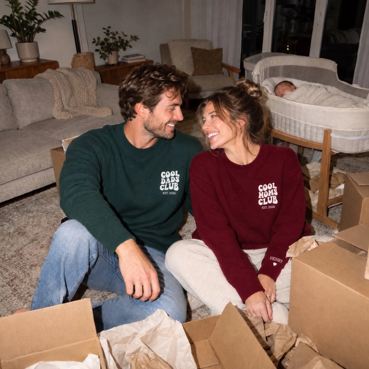 Eltern packen ihre personalisierten Partner-Pullover aus