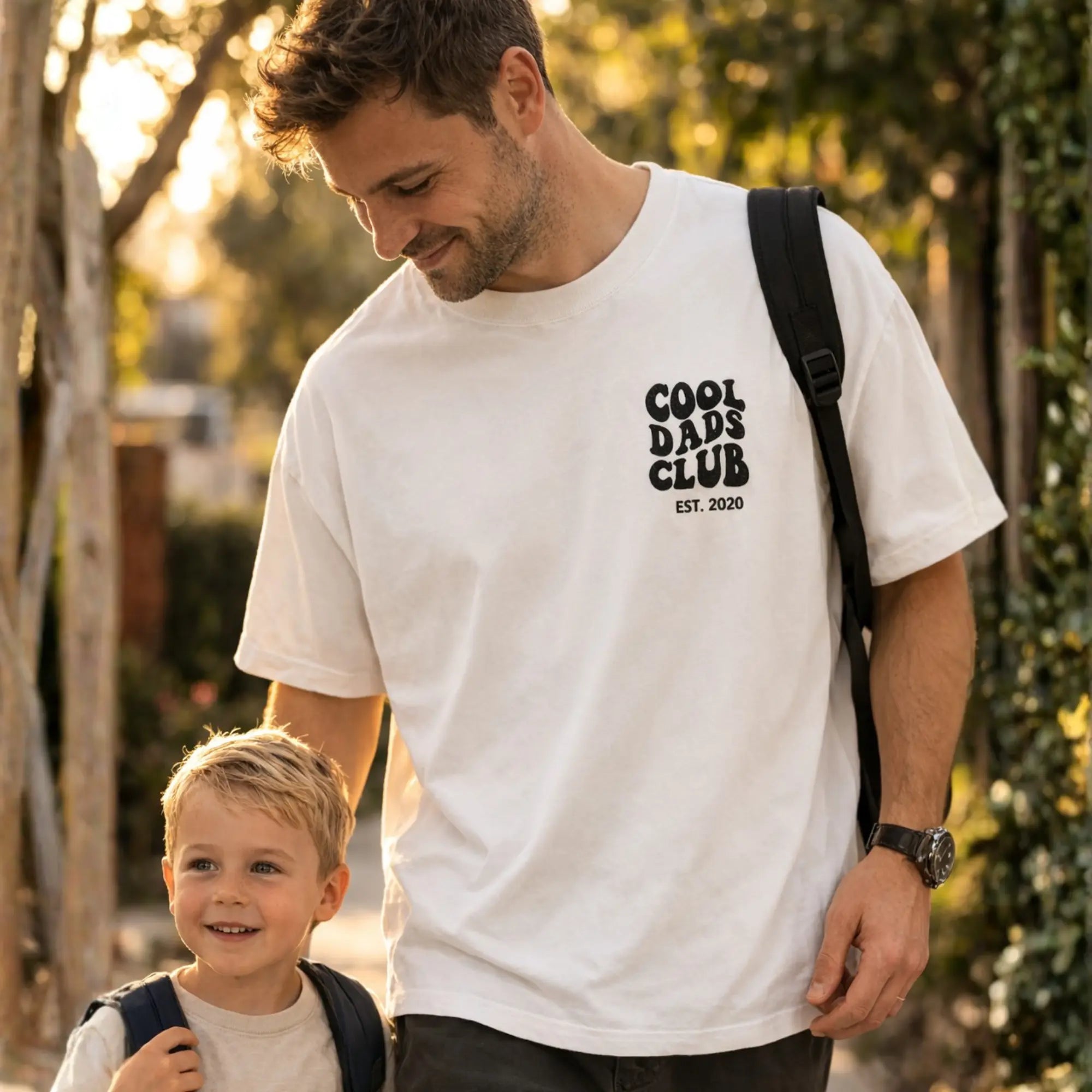 “Cool Dads Club“ - Personalisiertes, besticktes Heavy Cotton T-Shirt