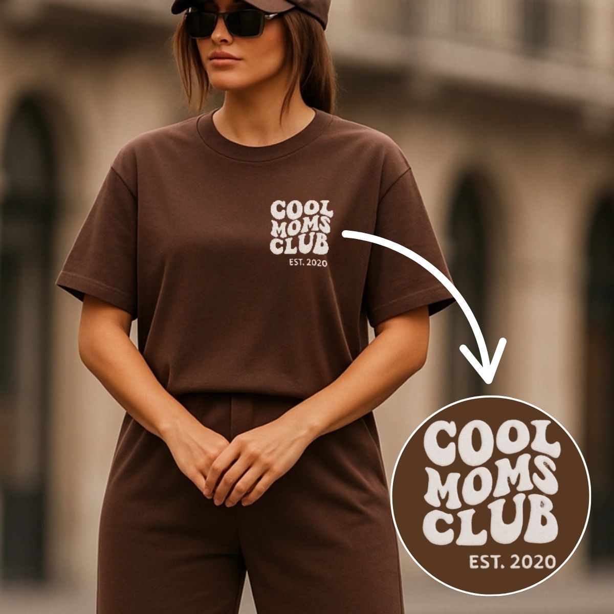 “Cool Moms Club“ - Personalisiertes, besticktes Heavy Cotton T-Shirt