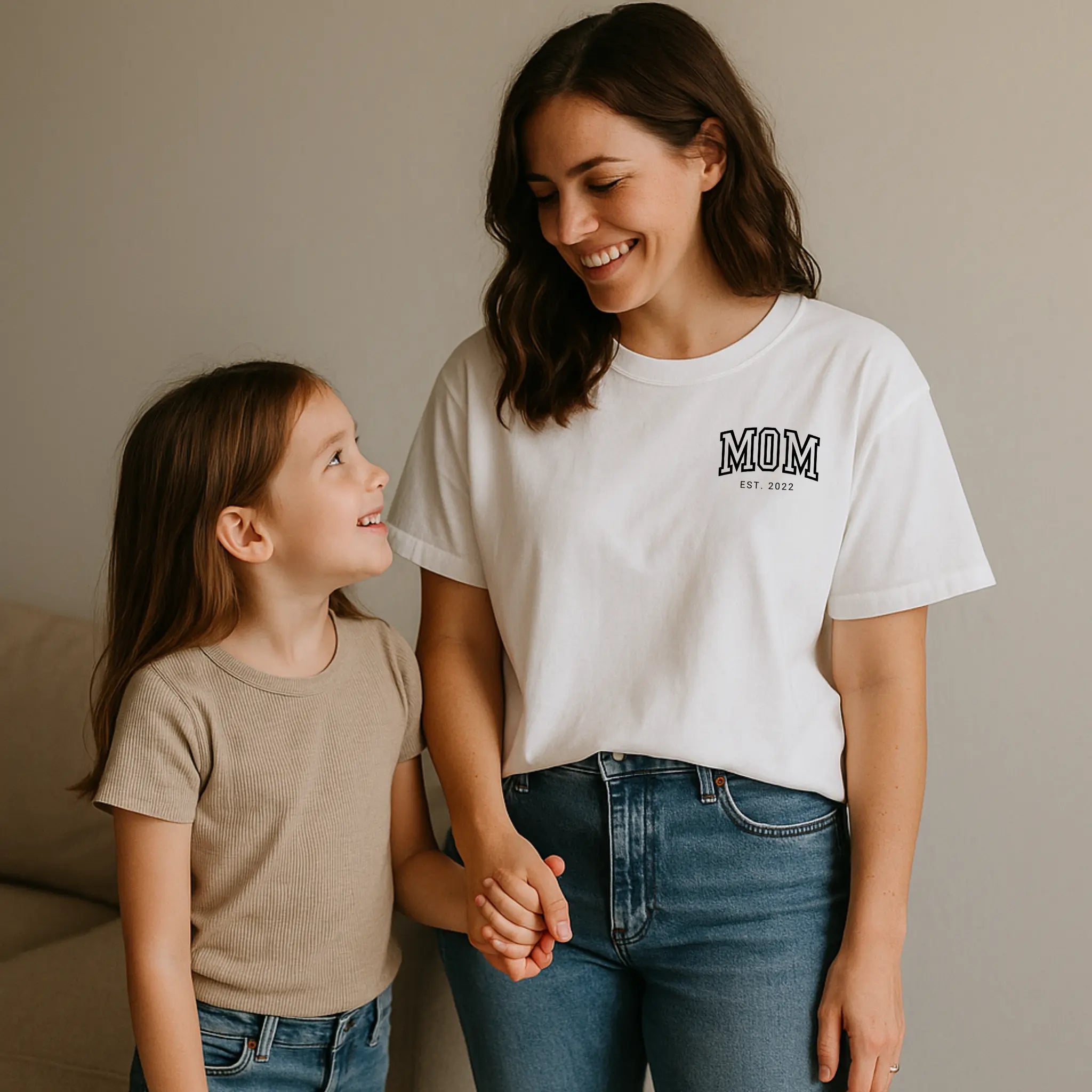 “MOM” - Personalisiertes Heavy Cotton T-Shirt