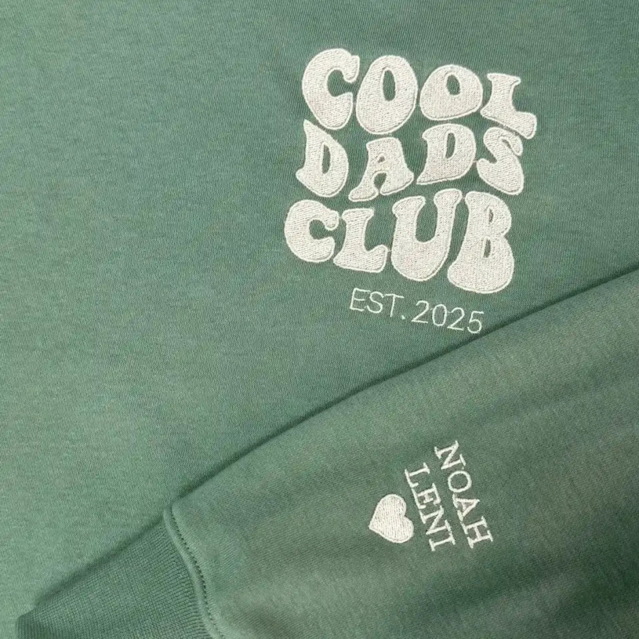 Cool_Dads_Club_-_Personalisiertes_Sweatshirt_mit_Kindernamen_und_Datum_-_Green_White_-_Real_Product_Close_Up_1_b138b360-4688-45dd-9c1c-f9c2d07796d2