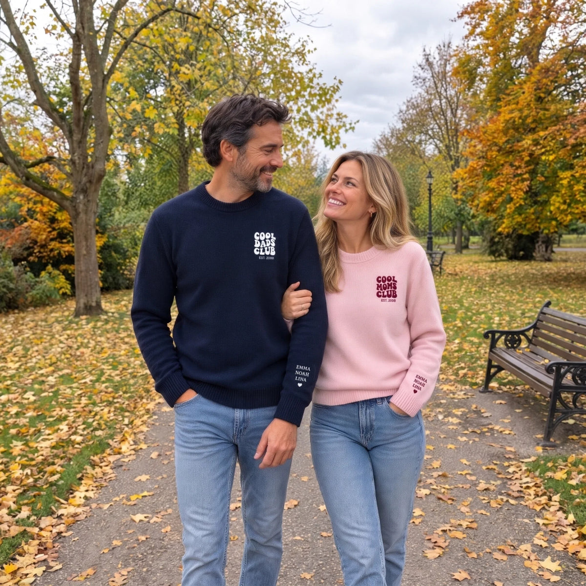 Paar beim Herbstspaziergang mit Kindernamen am Ärmel