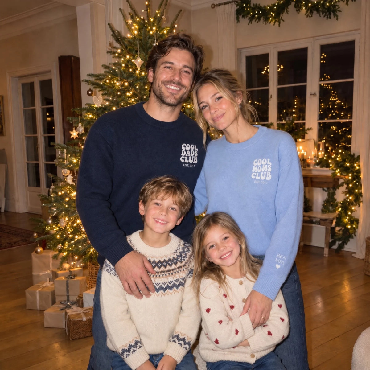 Familie an Weihnachten in Cool Dads Club und Cool Moms Club Pullovern