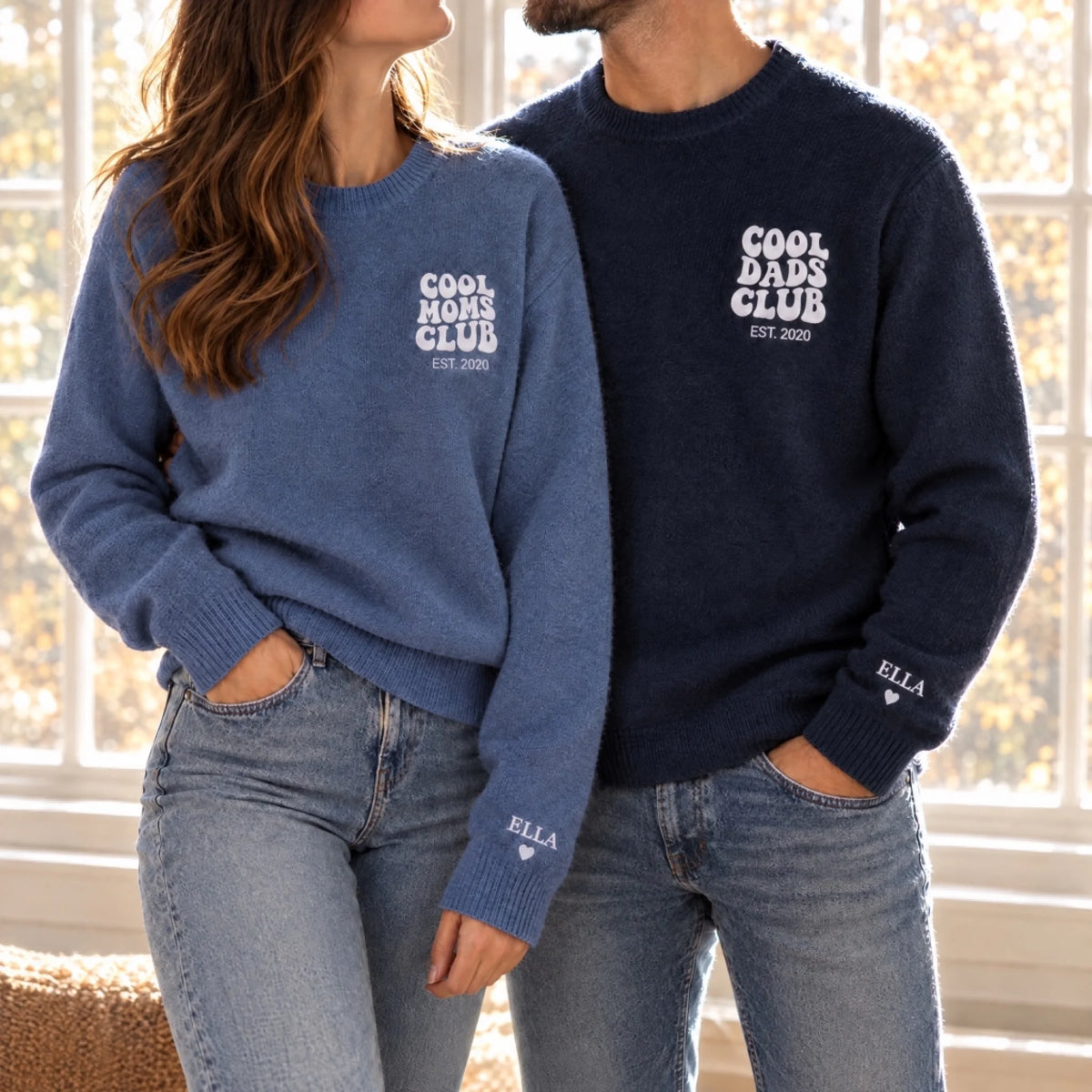 Paar im Partnerlook mit Namen am Ärmel