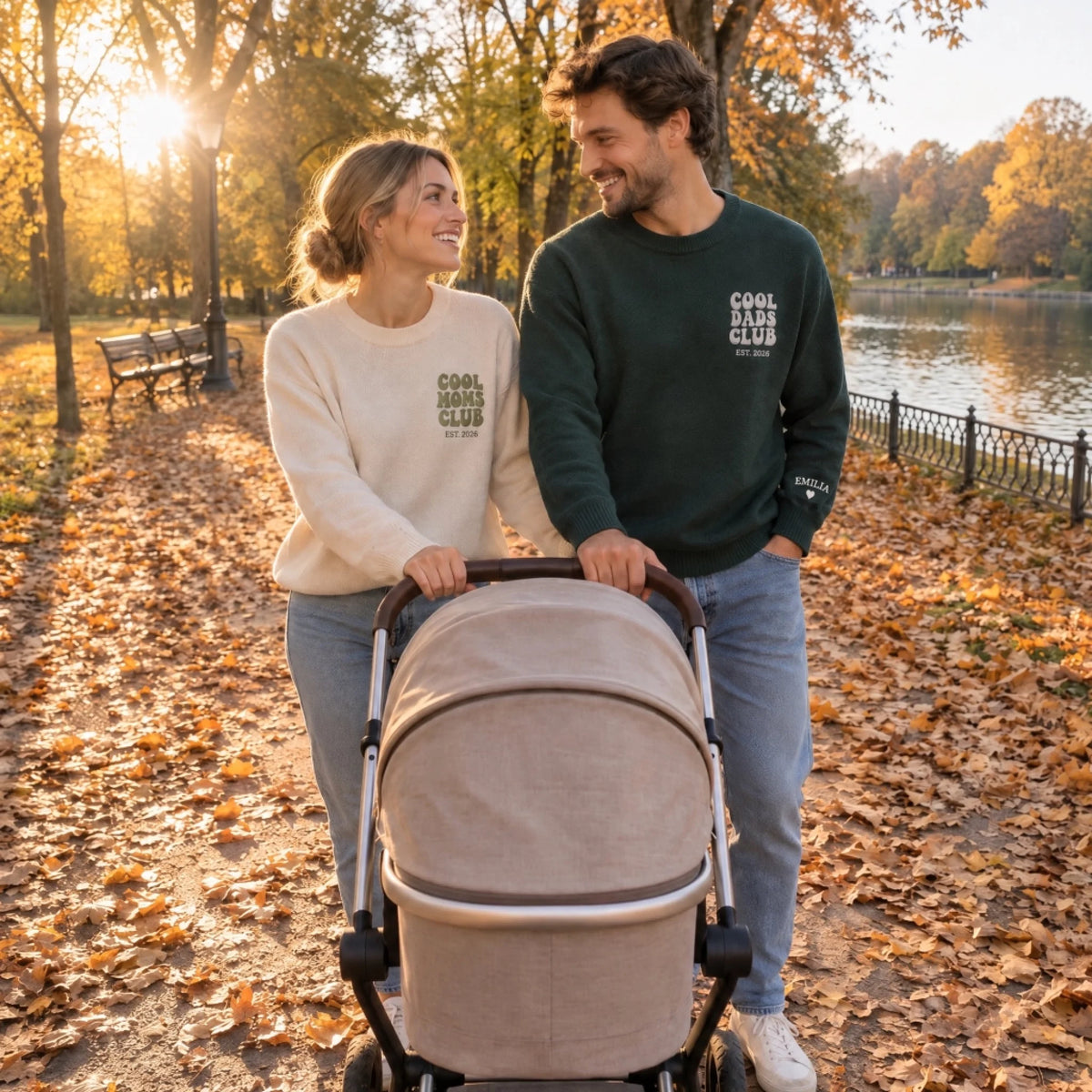 Eltern mit Kinderwagen im Herbst in Partner-Pullovern