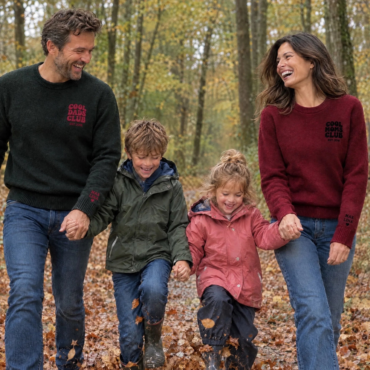 Familie mit Kindern beim Waldspaziergang in Partner-Pullovern
