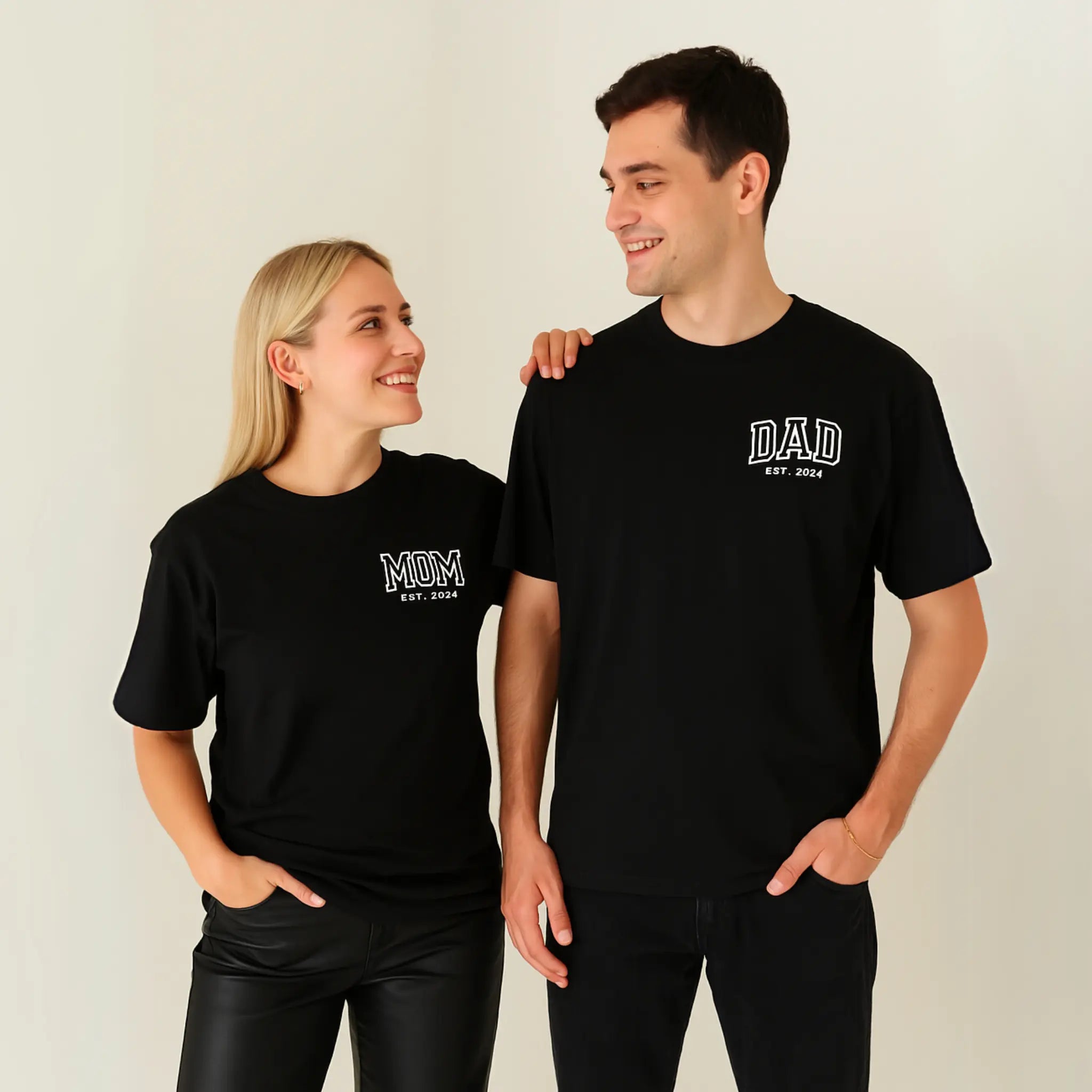 “MOM” - Personalisiertes Heavy Cotton T-Shirt